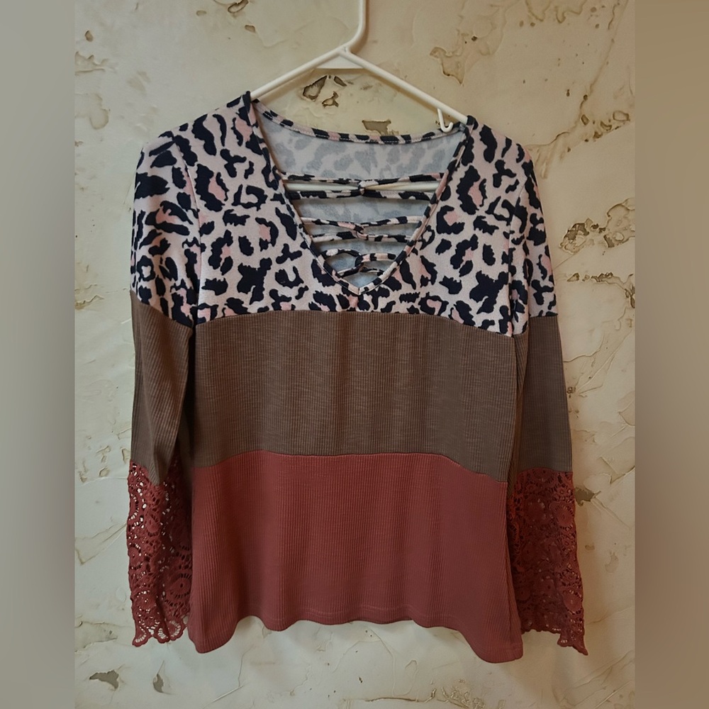 Color Block Leopard Print Top with Lace Sleeves 🐆 Bundle 3+ Save 20%